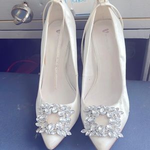 I’m selling a very J white heels for all events